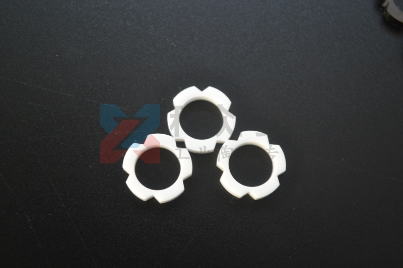 陶瓷飾品是由哪些工業(yè)陶瓷制作而成呢？