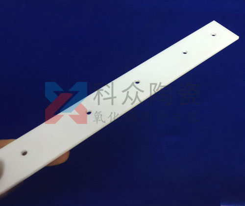 在獲得高純氧化鋁粉體后如何燒結制備胚體？